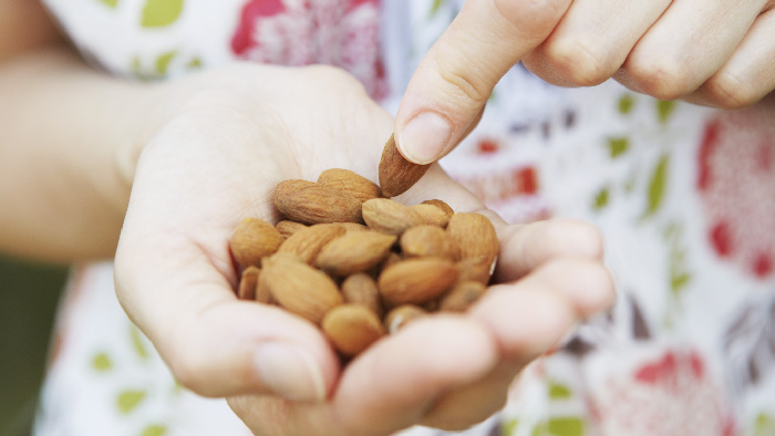 Healthy snacking with almonds