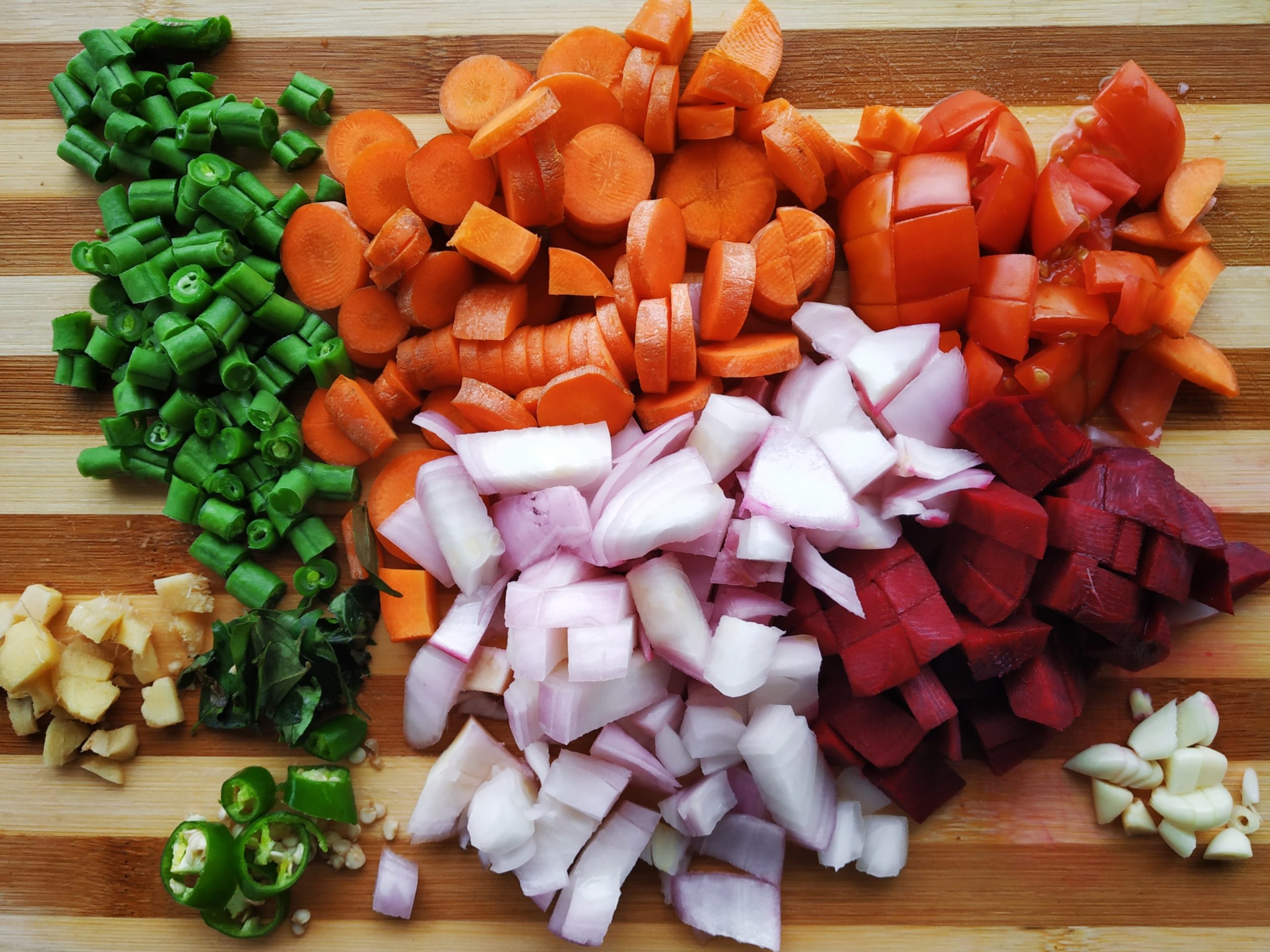 Салат из кабачков и помидоров. Chop vegetables
